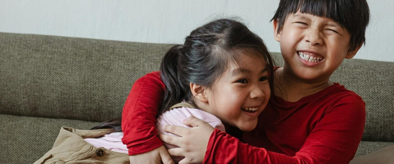 Sibling hug (HERO, Homepage)